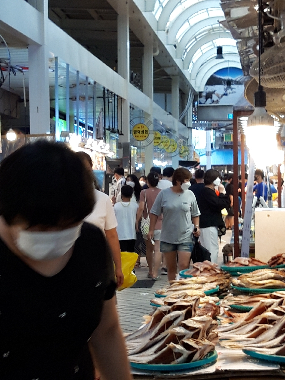 엄청난 관광객이 속초 중앙시장에 몰렸다.[박정규 기자]