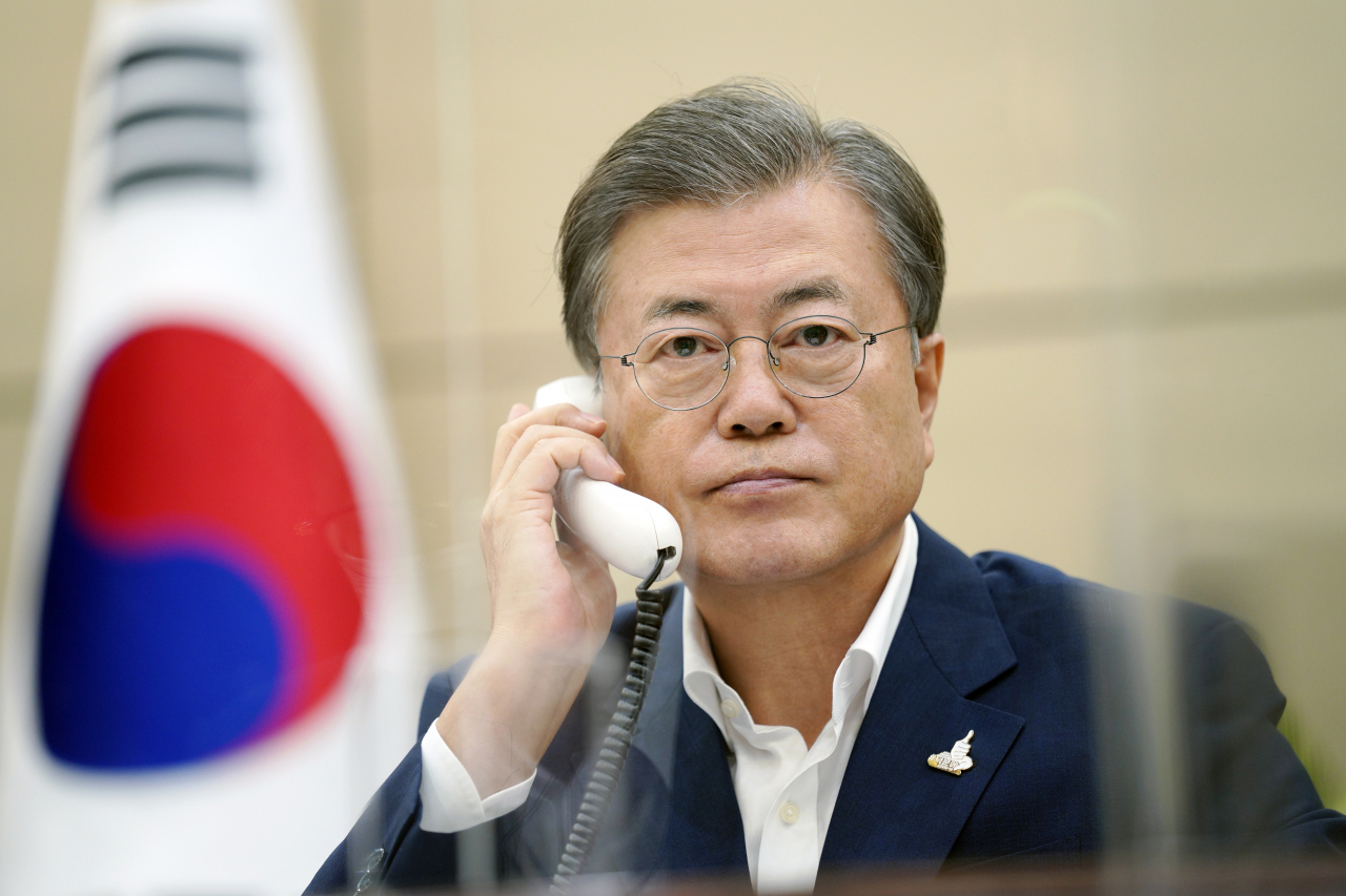 문재인 대통령이 28일 오후 청와대 여민관 소회의실에서 구르반굴리 베르디무하메도프 투르크메니스탄 대통령과 전화 통화하고 있다. [연합]