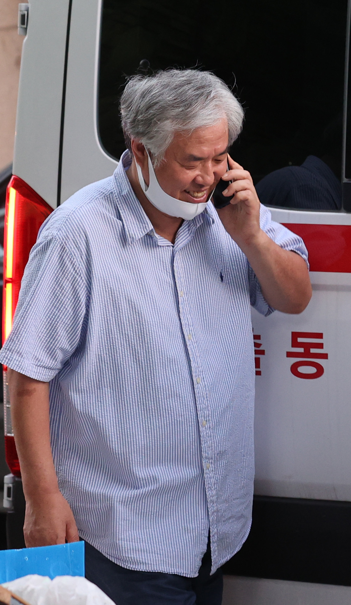 신종 코로나바이러스 감염증(코로나19) 확진 판정을 받은 사랑제일교회 전광훈 목사가 17일 서울 성북구 사랑제일교회 사택을 나서 성북보건소 차량에 탑승하고 있다. 연합뉴스