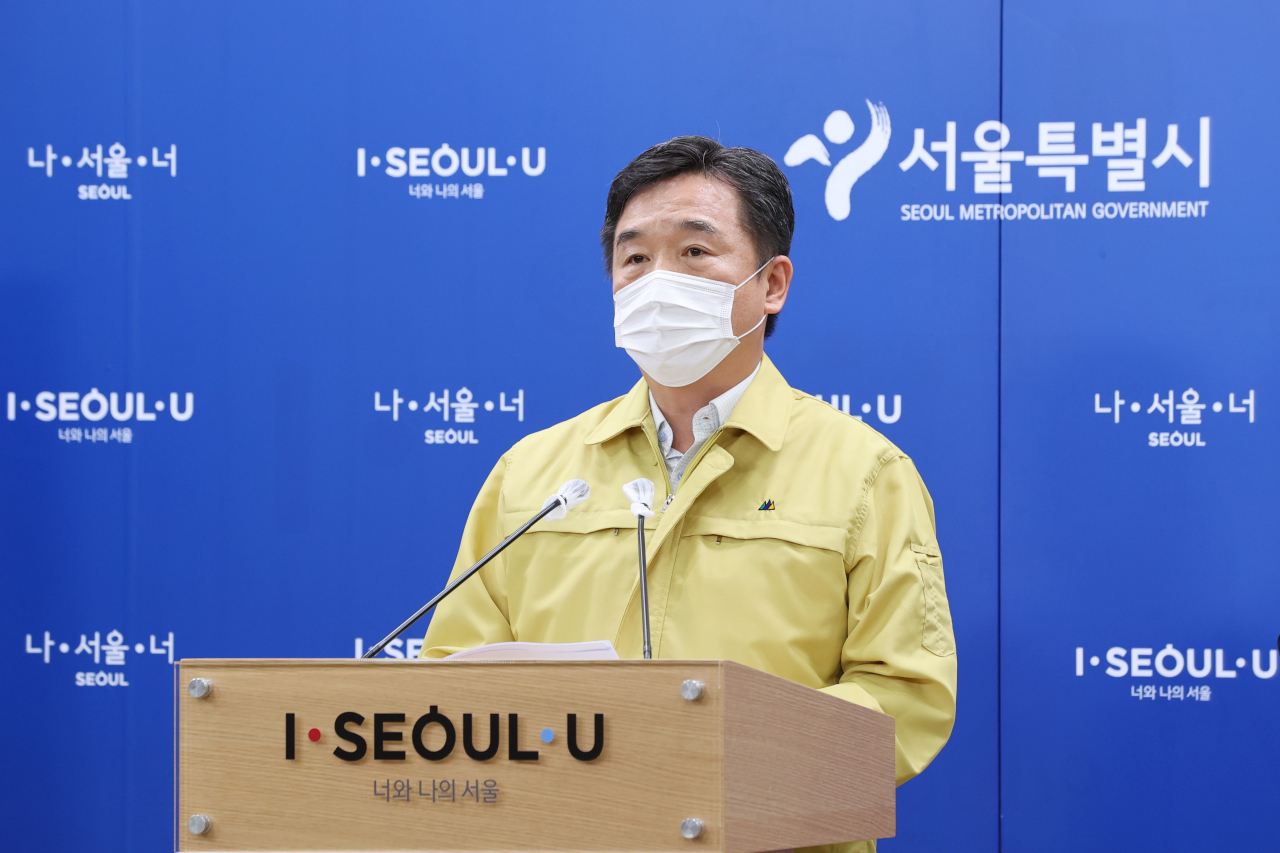서정협 서울시장 권한대행이 30일 오전 서울시청 브리핑룸에서 코로나19 온라인 브리핑을 하고 있다. [연합뉴스]