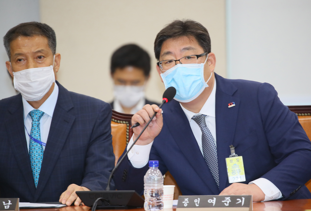 고 최숙현 선수 관련 질의에 답하는 여준기 경주시체육회장. 그는 화근이 된 자칭 팀닥터 안모 씨와 관계를 강하게 부인하며 “안씨 채용과정을 알 수 없다. 저희와는 일면식도 없다”고 한 바 있다. [연합]