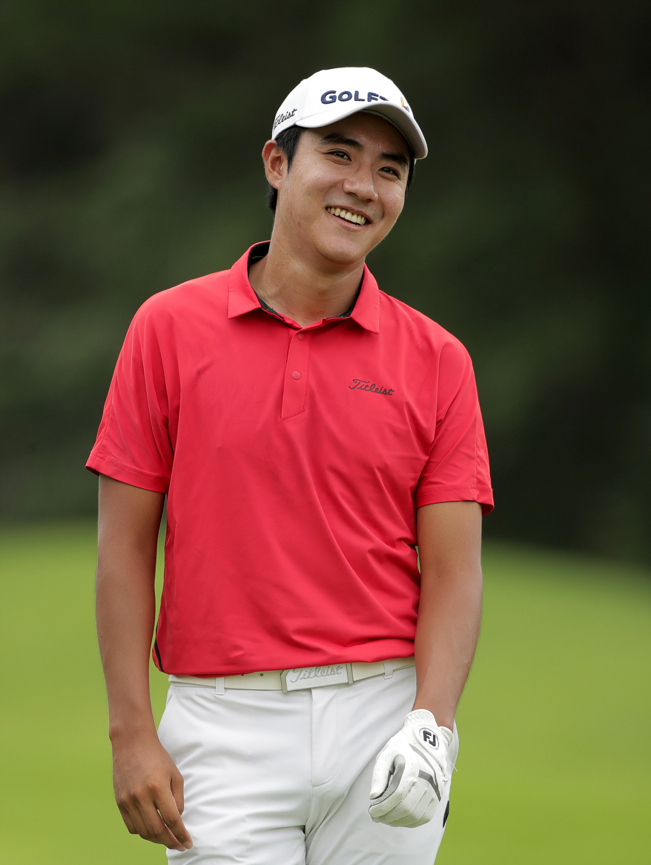 우승을 차지한 김한별이 6번홀 페어웨이에서 환하게 웃고 있다./KPGA 제공