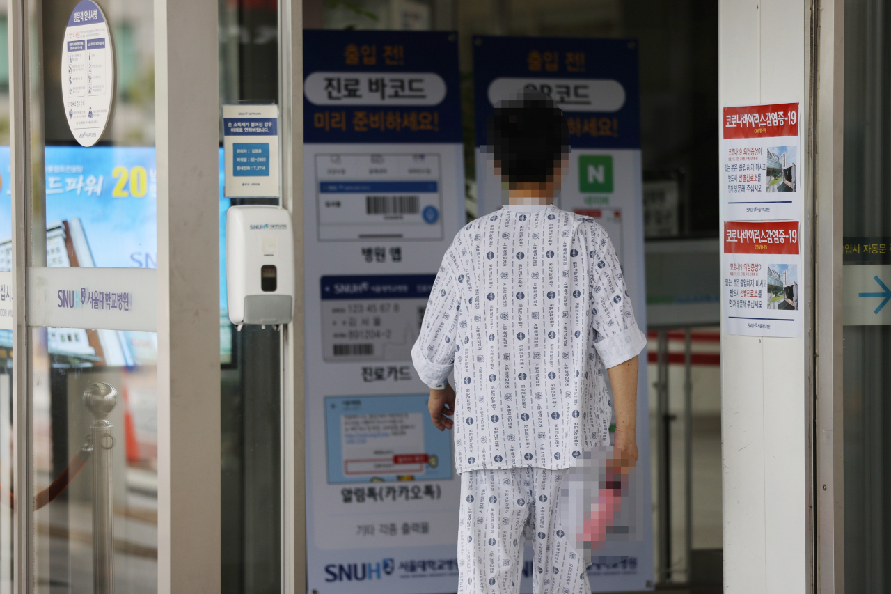 정부의 전공의 고발 조치로 의료계가 '무기한 총파업'으로 맞선 가운데 30일 오전 서울 종로구 서울대학교병원에서 내원객이 이동하고 있다. [연합]