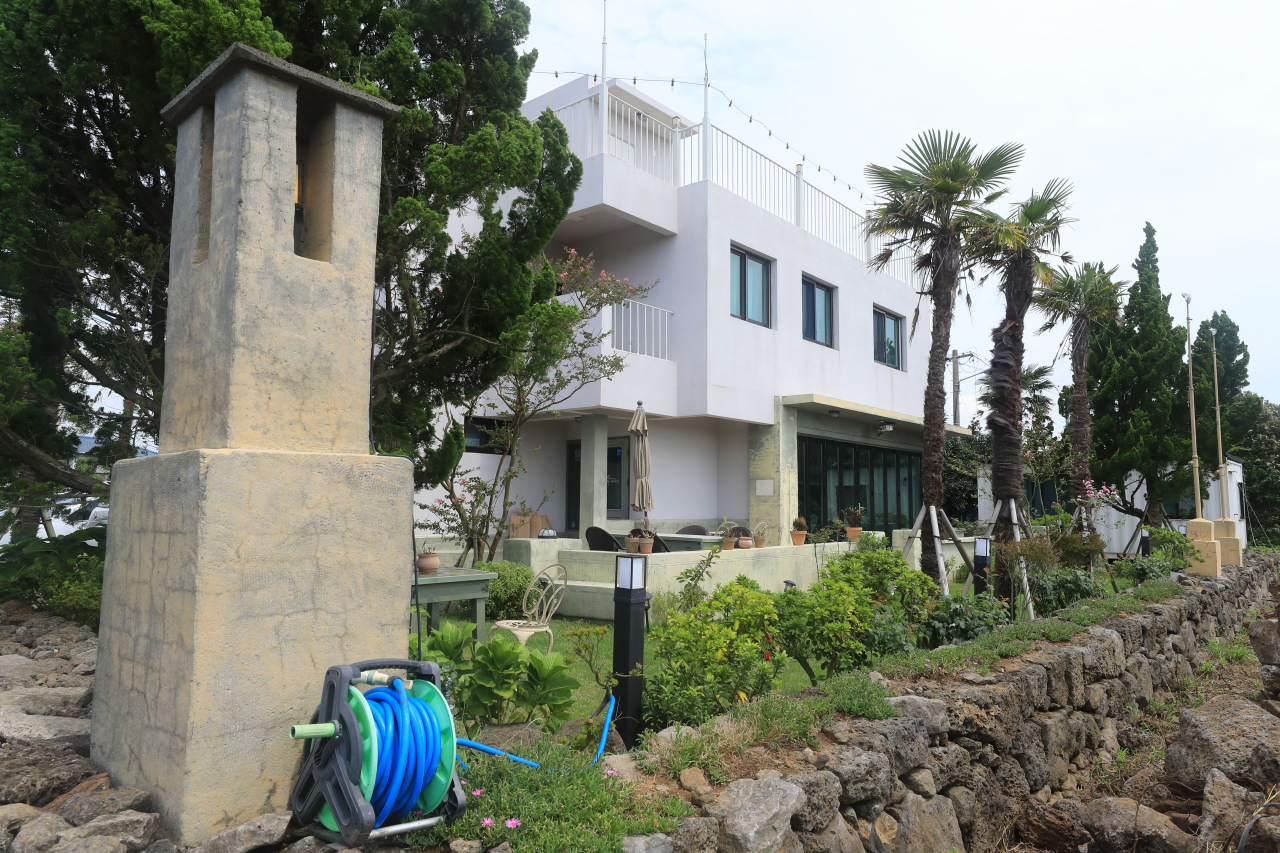제주 서귀포시 남원읍의 '루프탑정원' 게스트하우스 관계자 2명이 지난 28일 신종 코로나바이러스 감염증(코로나19)에 확진됐다. 사진은 이날 오전 '루프탑정원'의 모습. [연합]