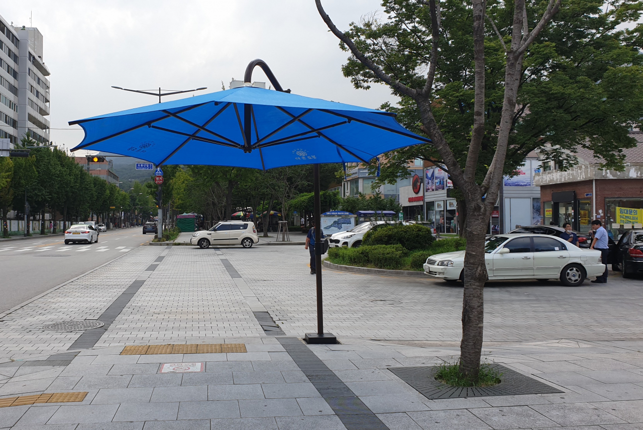 도봉구 도봉고등학교 정문 건너편, 횡단보도 그늘막 신규설치 모습. [도봉구 제공]