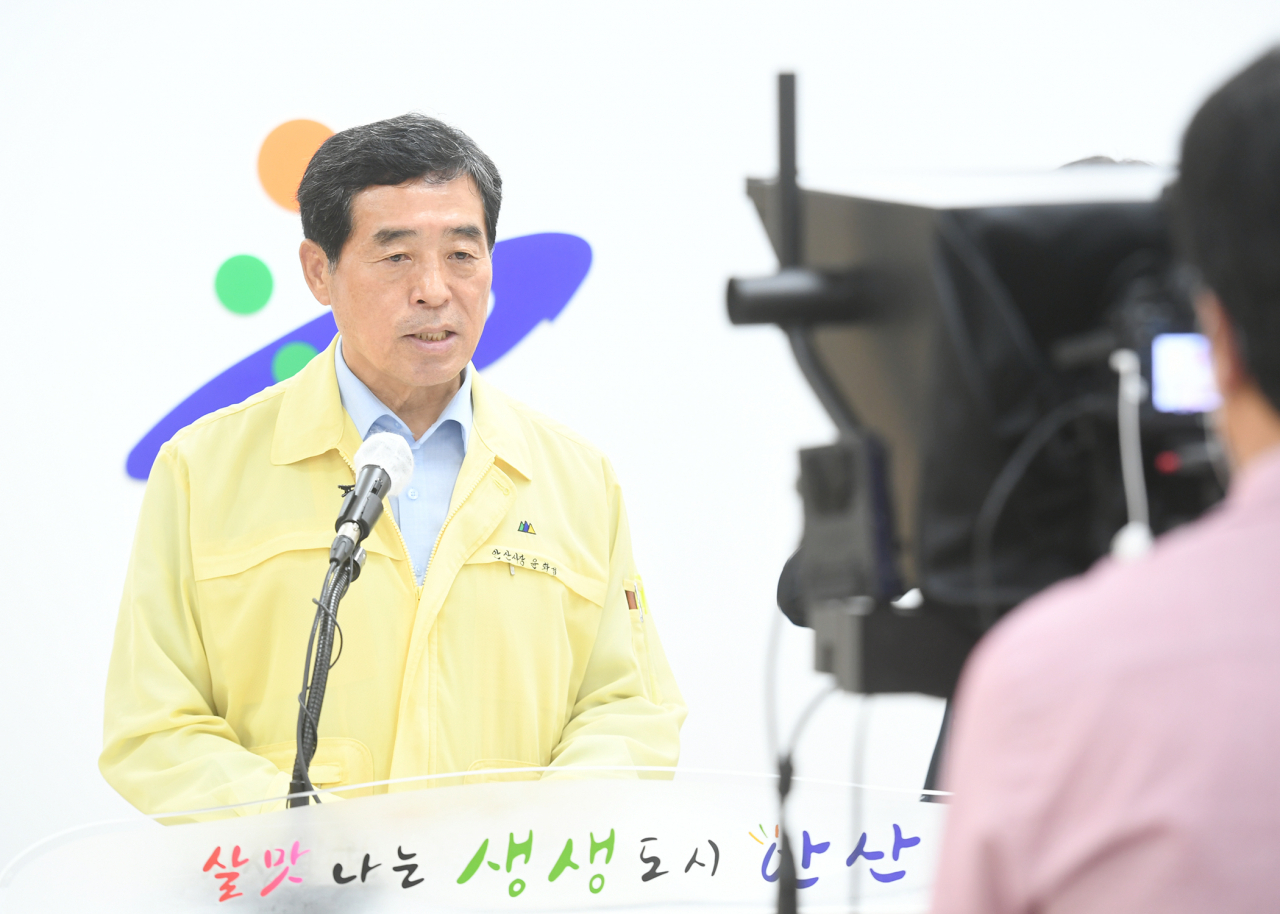 윤화섭 안산시장이 지난달 29일 방역강화대상국가 입국자 관리강화 행정명령을 발표하고 있다. [안산시 제공]