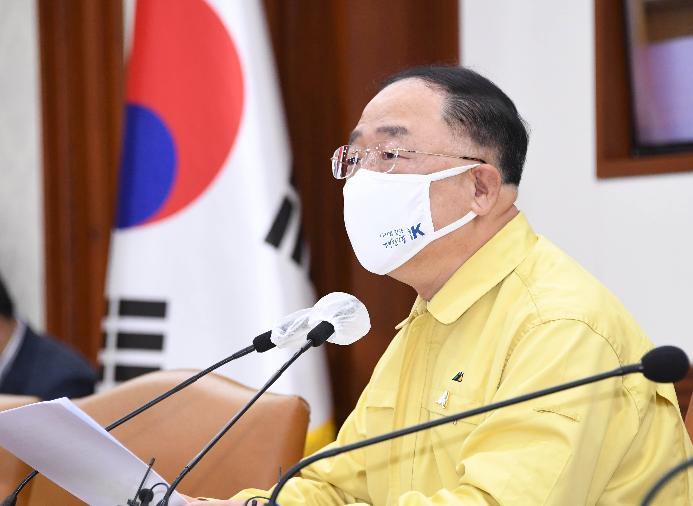 홍남기 부총리 겸 기획재정부 장관이 8월 27일 서울 광화문 정부서울청사에서 제15차 비상경제 중앙대책본부 회의를 주재하고 있다. 코로나19 재확산으로 사회적 거리두기가 2.5단계로 격상되면서 정치권을 중심으로 2차 재난지원금 지급 및 4차 추가경정예산 편성 논의가 급물살을 타고 있어 정부 경제팀의 입장 변화가 주목된다. [헤럴드DB]