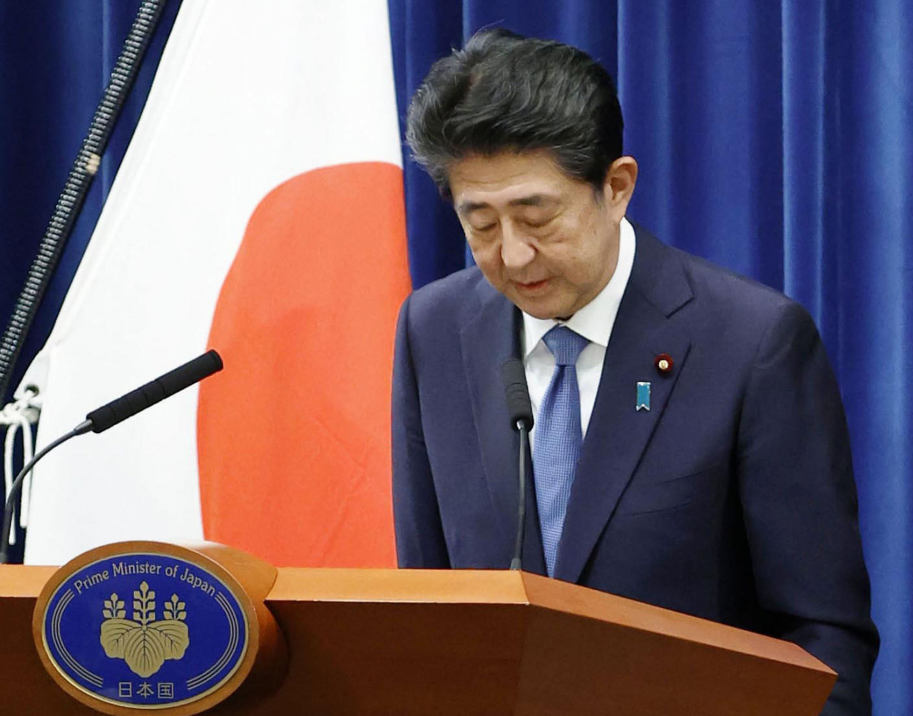 아베 신조(安倍晋三) 일본 총리가 지난 28일 오후 총리관저에서 열린 기자회견에서 고개 숙여 인사하고 있다. 아베 총리는 사의를 공식 표명했다. [연합]