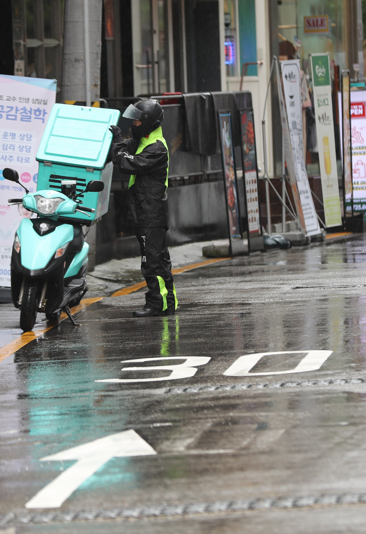 지난 29일 오전 신종 코로나바이러스 감염증(코로나19)재확산 여파로 한산한 서울 광화문 일대에 있던 한 배달 오토바이. [연합]