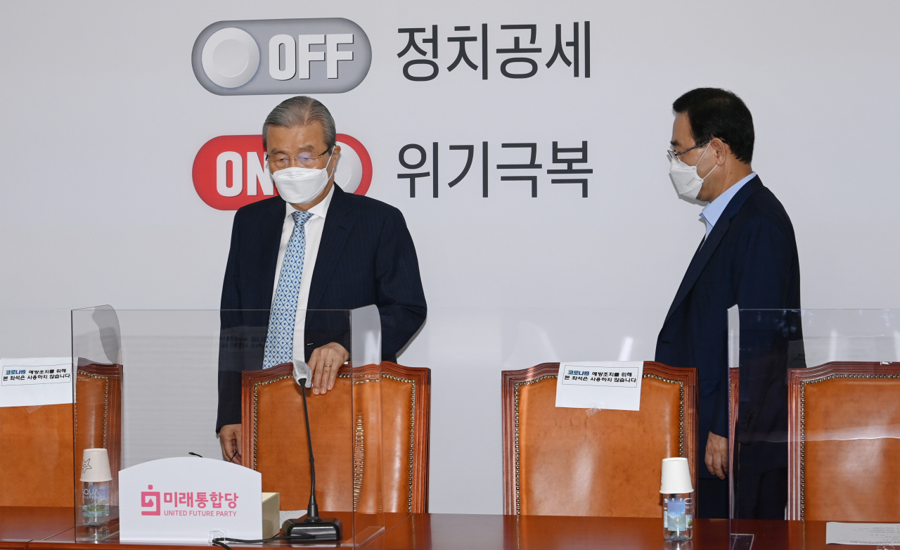 김종인 미래통합당 비상대책위원장, 주호영 원내대표가 31일 국회에서 열린 비상대책위원회의에 입장하고 있다. [연합]
