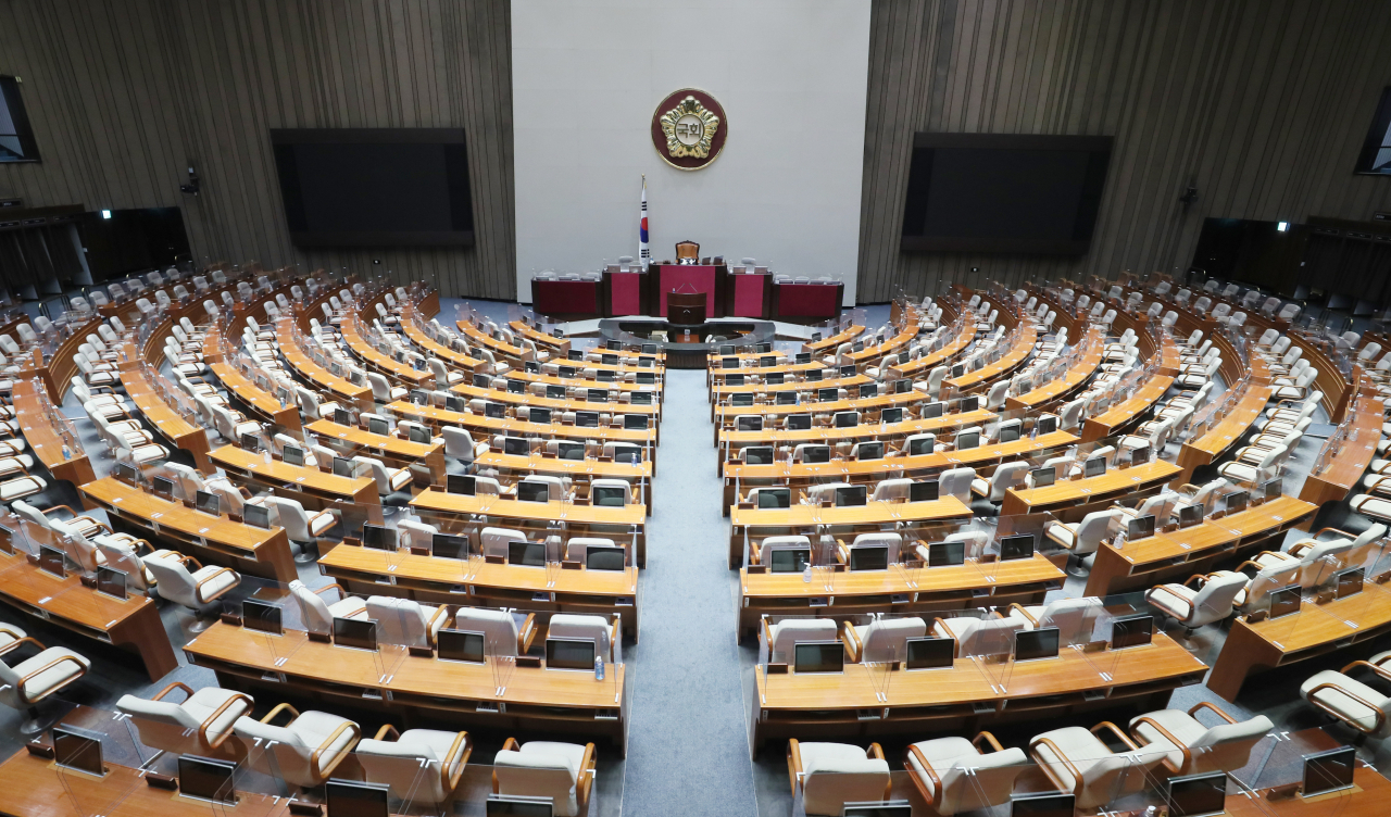 신종 코로나바이러스 감염증(코로나19) 확진자 발생으로 셧다운 됐던 국회가 다시 문을 연 30일 국회의사당 본회의장에 비말 차단용 칸막이가 설치돼 있다. [연합]