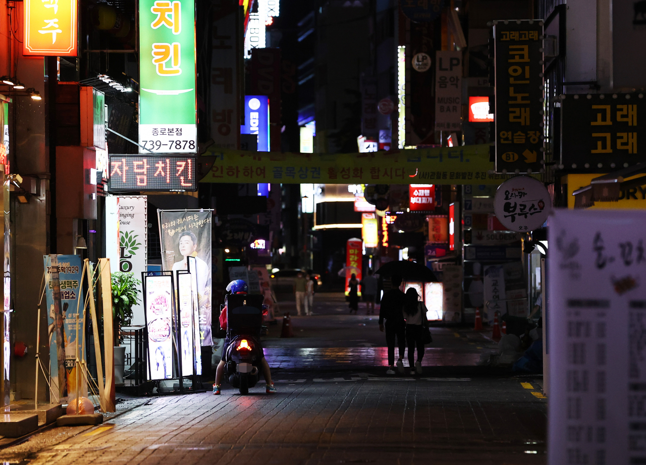 수도권에서 시행된 ‘사회적 거리두기 2.5단계’로 인해 지난 30일부터 밤 9시 이후 음식점 영업은 포장과 배달만 가능해졌다. 시행 첫날인 지난 30일 밤 9시를 갓 넘긴 시간 음식점들이 밀집해 있는 종로 먹자골목이 썰렁하다. [연합]