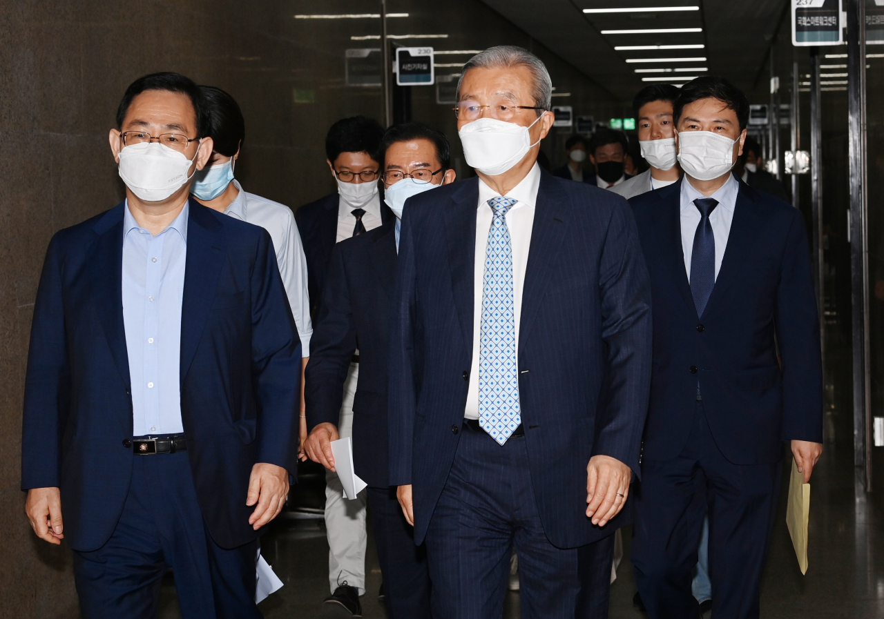 김종인 미래통합당 비상대책위원장, 주호영 원내대표(왼쪽)가 31일 국회에서 열린 비상대책위원회의에 입장하고 있다. [연합]