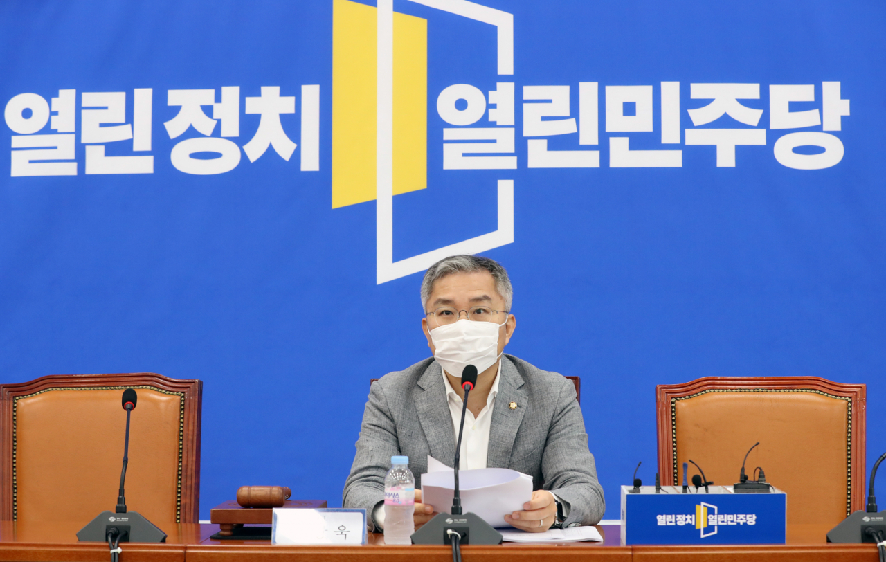 최강욱 열린민주당 대표가 24일 오전 서울 여의도 국회에서 열린 최고위원회의에서 발언하고 있다. [연합]