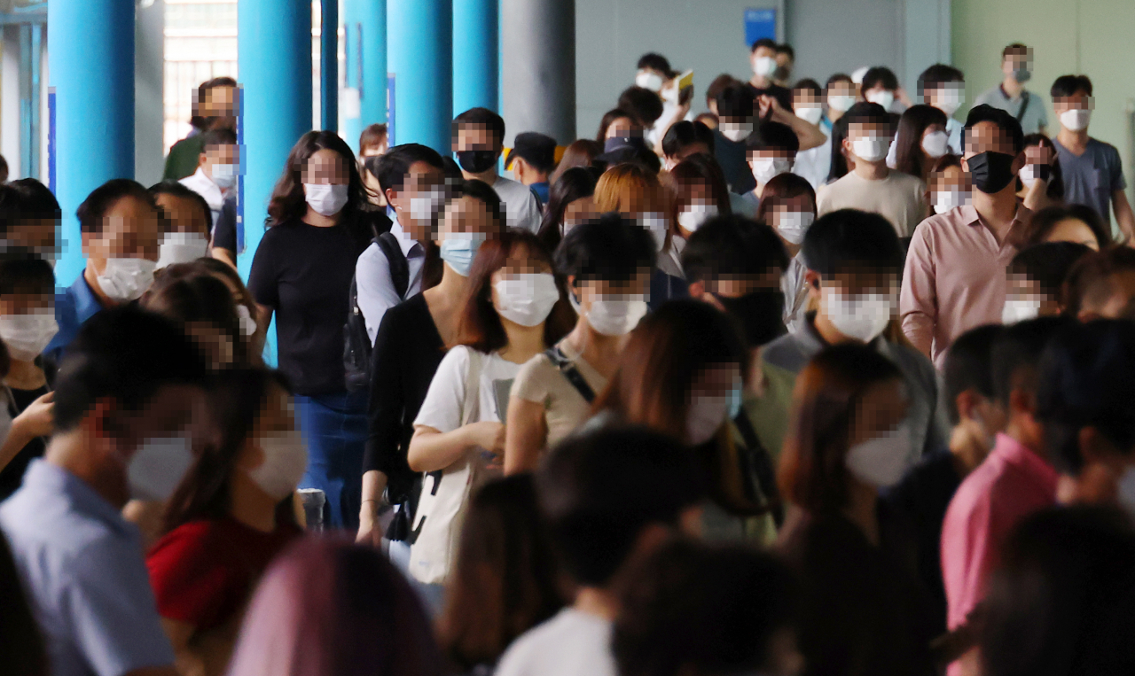 수도권에서 강화된 방역 조치인 '사회적 거리 두기 2.5단계' 시행 후 첫 월요일인 31일 서울 신도림역에서 마스크를 쓴 시민들이 환승을 이동하고 있다. [연합]