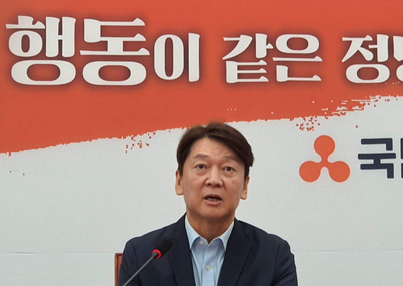안철수 국민의당 대표가 31일 국회에서 열린 최고위원회의에서 발언하고 있다. [연합]
