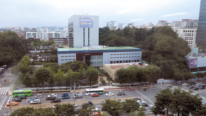 [부동산360] 고가 아파트 옆 임대단지 건설 ‘산넘어 산’