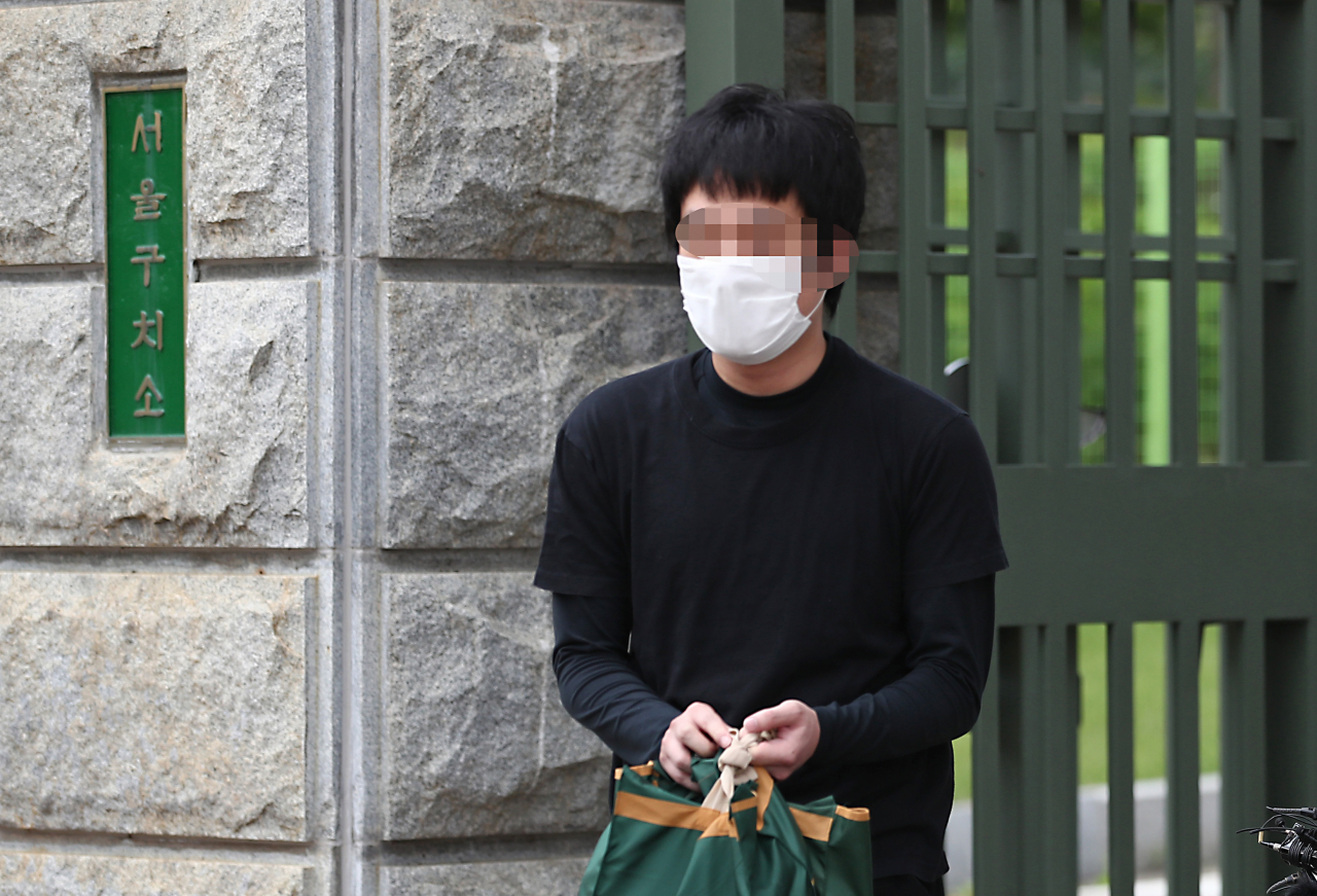 세계 최대 아동 성 착취물 사이트 '웰컴 투 비디오' 운영자인 손정우씨가 지난 7월 6일 오후 법원의 미국 송환 불허 결정으로 석방돼 경기 의왕 서울구치소를 나서고 있다. [연합]