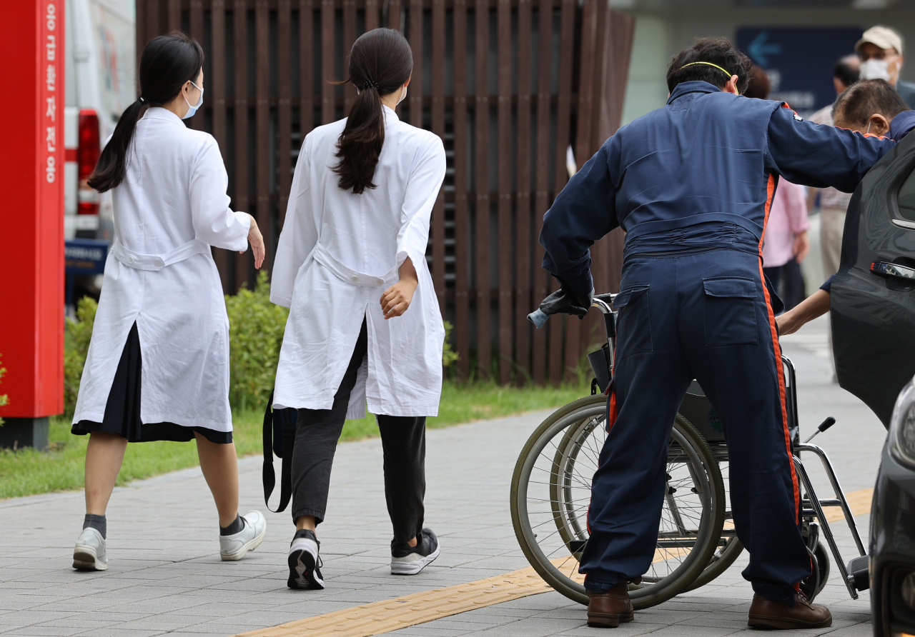 전공의 무기한 집단휴진 지속을 결정한 가운데 31일 서울 종로구 서울대학교병원에서 의사들이 이동하고 있다. [연합]