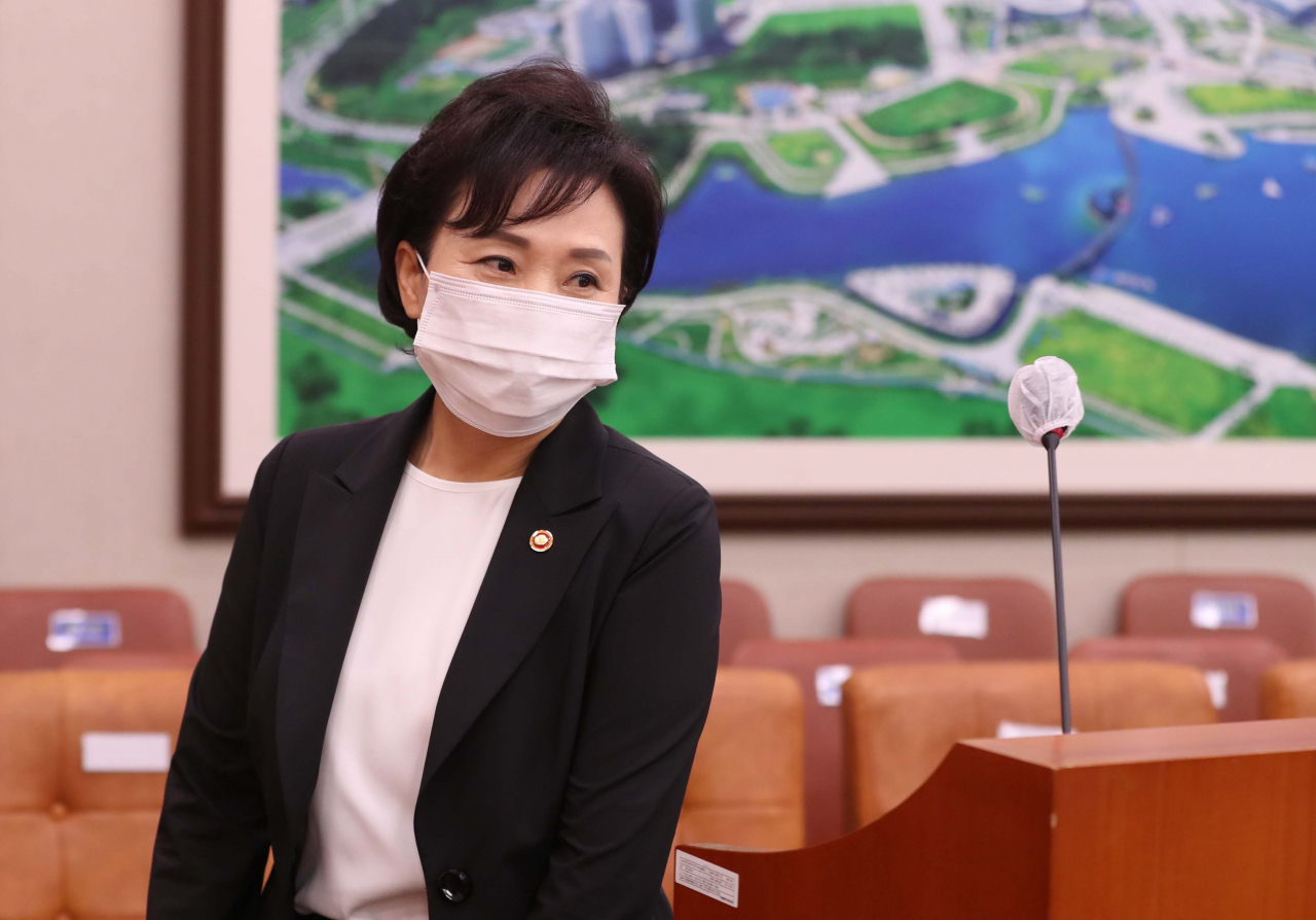 김현미 국토교통부 장관이 31일 오전 서울 여의도 국회에서 열린 국토교통위원회 전체회의에서 발언하기 위해 단상으로 향하고 있다. [연합]