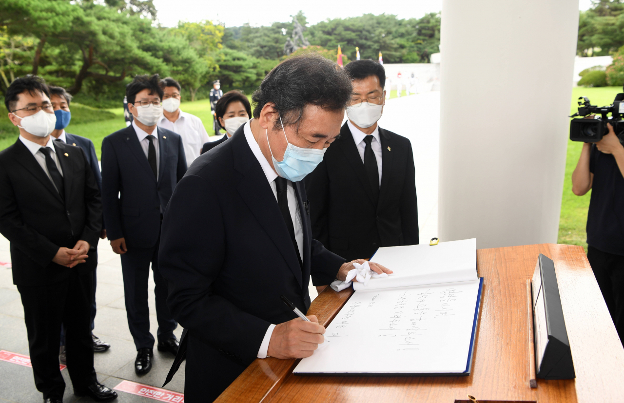 이낙연 더불어민주당 신임 당대표가 31일 오후 서울 동작구 국립서울현충원 현충탑 참배를 마친 뒤 방명록을 작성하고 있다. [연합]