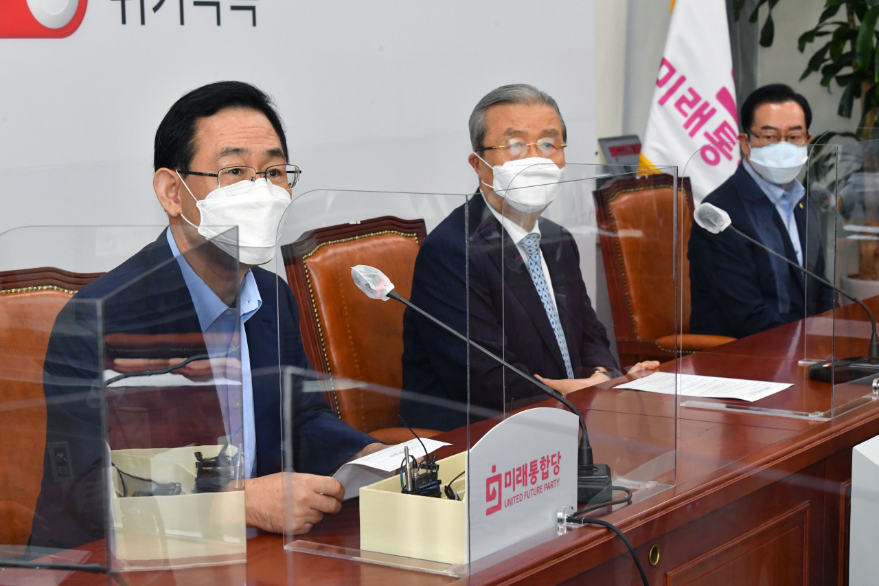 주호영(왼쪽) 미래통합당 원내대표가 31일 서울 여의도 국회에서 열린 온라인 의원총회에서 발언하고 있다. 이날 의총은 코로나19 확산으로 인해 당 공식 유튜브 채널인 ‘오른소리’를 통해 비대면으로 진행됐다. [연합]