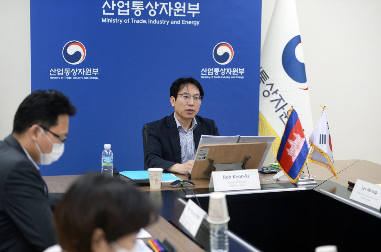 노건기 산업통상자원부 자유무역협정정책관이 31일 정부세종청사 영상회의실에서 영상회의로 열린 ‘한·캄보디아 자유무역협정(FTA )2차 공식협상’에서 인사말을 하고 있다.[산업통상자원부 제공］