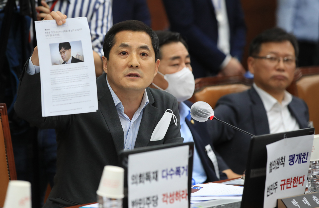 박대출 미래통합당 의원이 29일 국회 운영위원회 전체회의에서 검찰 수사를 받고 있는 한동훈 검사장과 관련한 기사를 보여주며 항의발언하고 있다. [연합]