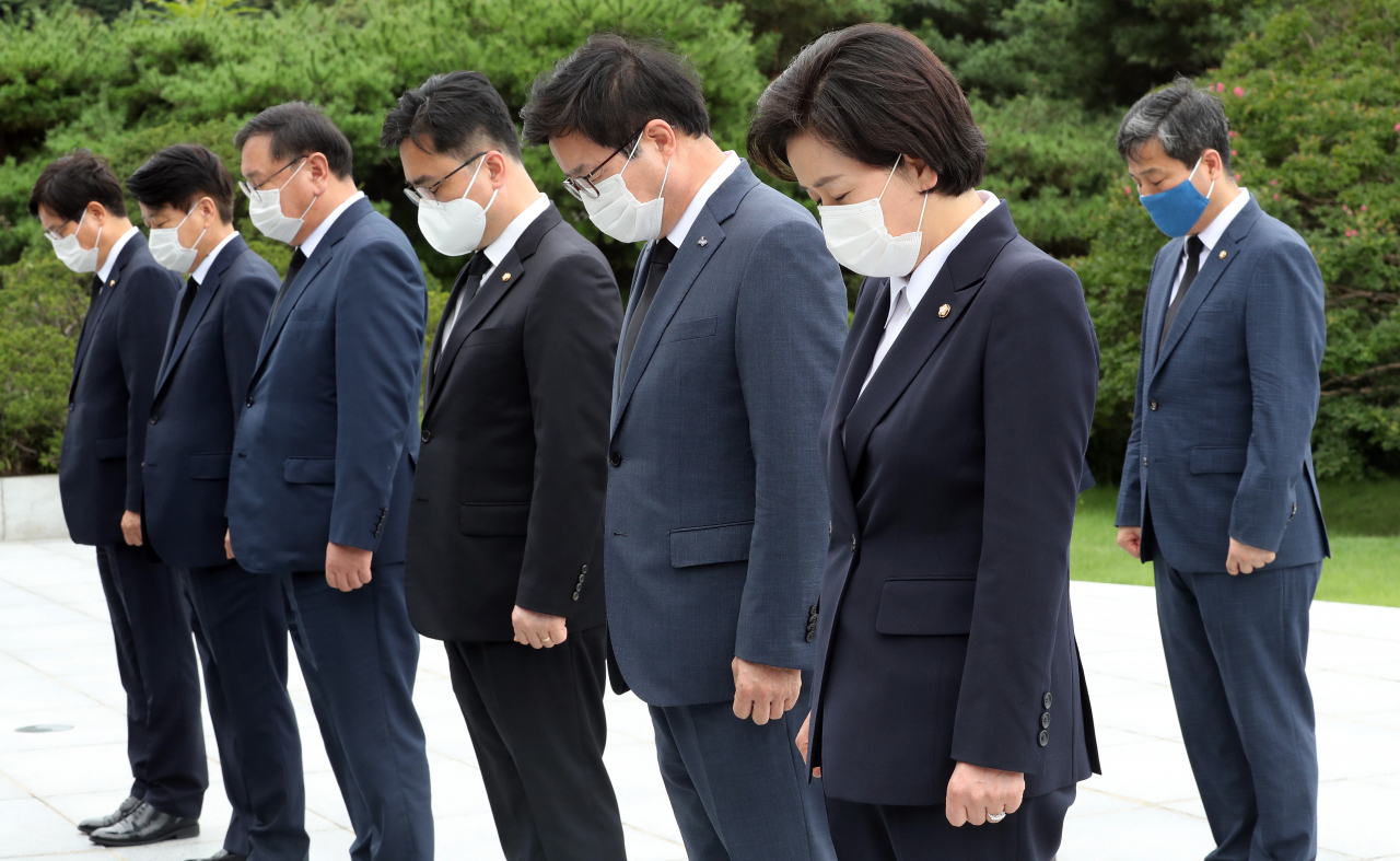 김태년 더불어민주당 원내대표와 양향자, 염태영, 김종민, 노웅래, 신동근 신임 최고위원이 31일 오후 서울 동작구 국립서울현충원을 방문, 현충탑에 참배하고 있다. [연합]