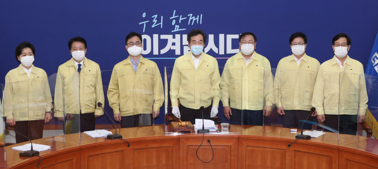 이낙연 더불어민주당 대표가 31일 오후 국회에서 첫 최고위원회의를 앞두고 최고위원들과 기념촬영을 하고 있다. 왼쪽부터 양향자, 노웅래, 김종민, 이 대표, 김태년 원내대표, 염태영, 신동근 최고위원. [연합]