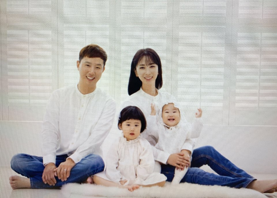 35번 도전만에 KPGA 정회원 선발전을 통과한 윤창호(왼쪽)와 가족./KPGA 제공