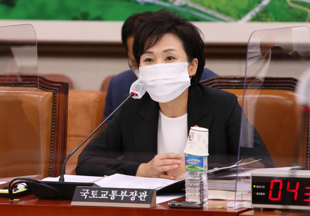 김현미 국토교통부 장관이 31일 오전 국회 국토교통위원회 전체회의에서 의원들의 질의에 답하고 있다. [연합]
