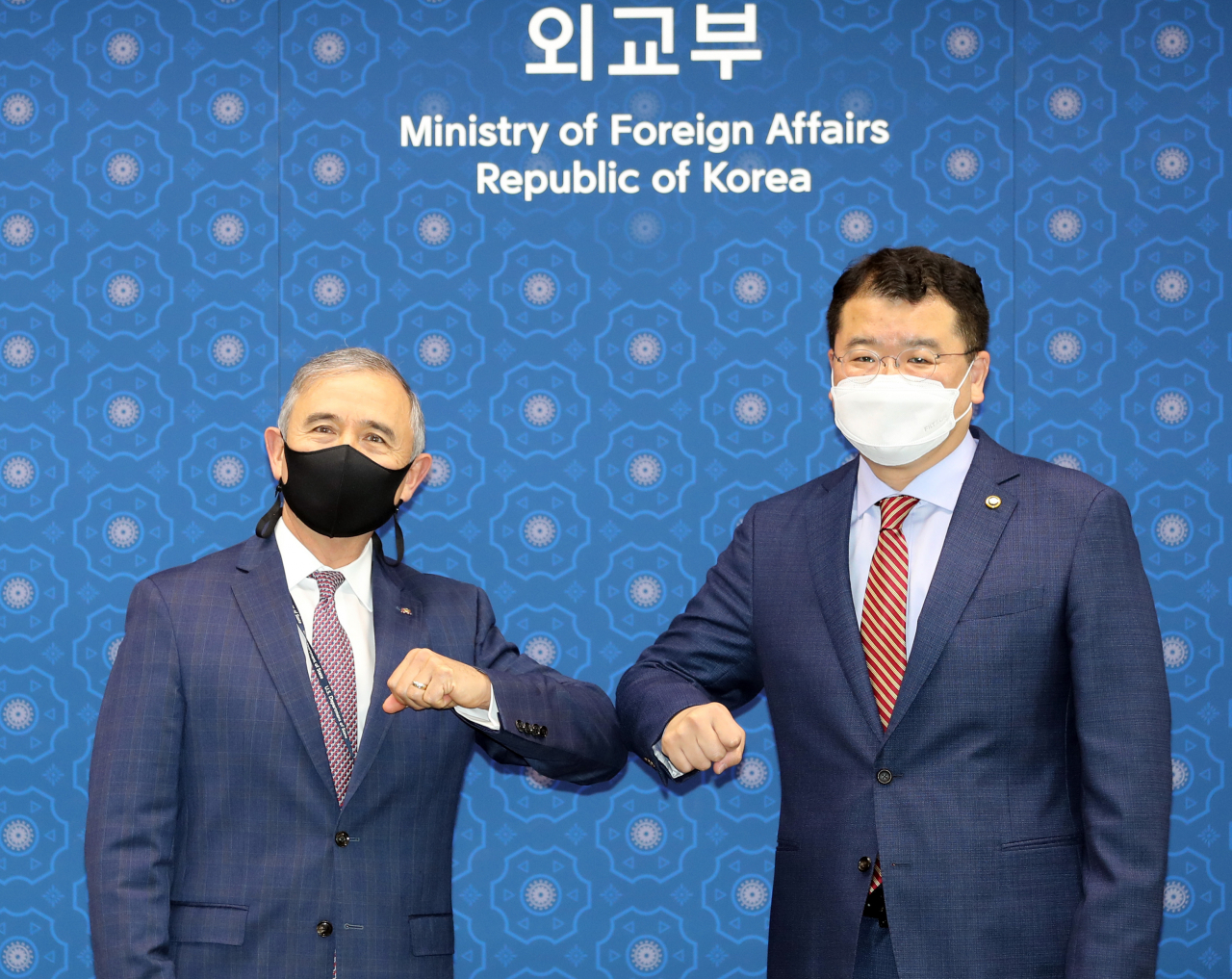 최종건 외교부 1차관이 31일 오후 서울 종로구 외교부 청사에서 해리 해리스 주한 미국대사와 인사하고 있다. [연합]