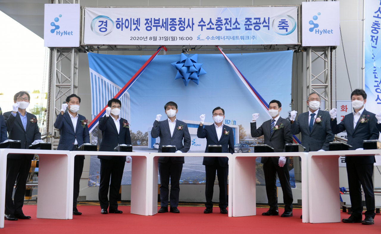 주영준(왼쪽 네번째) 산업통상자원부 에너지자원실장이 31일 오후 정부세종청사에서 열린 수소충전소 준공식에 참석, 기념촬영을 하고 있다. [산업통상자원부 제공］