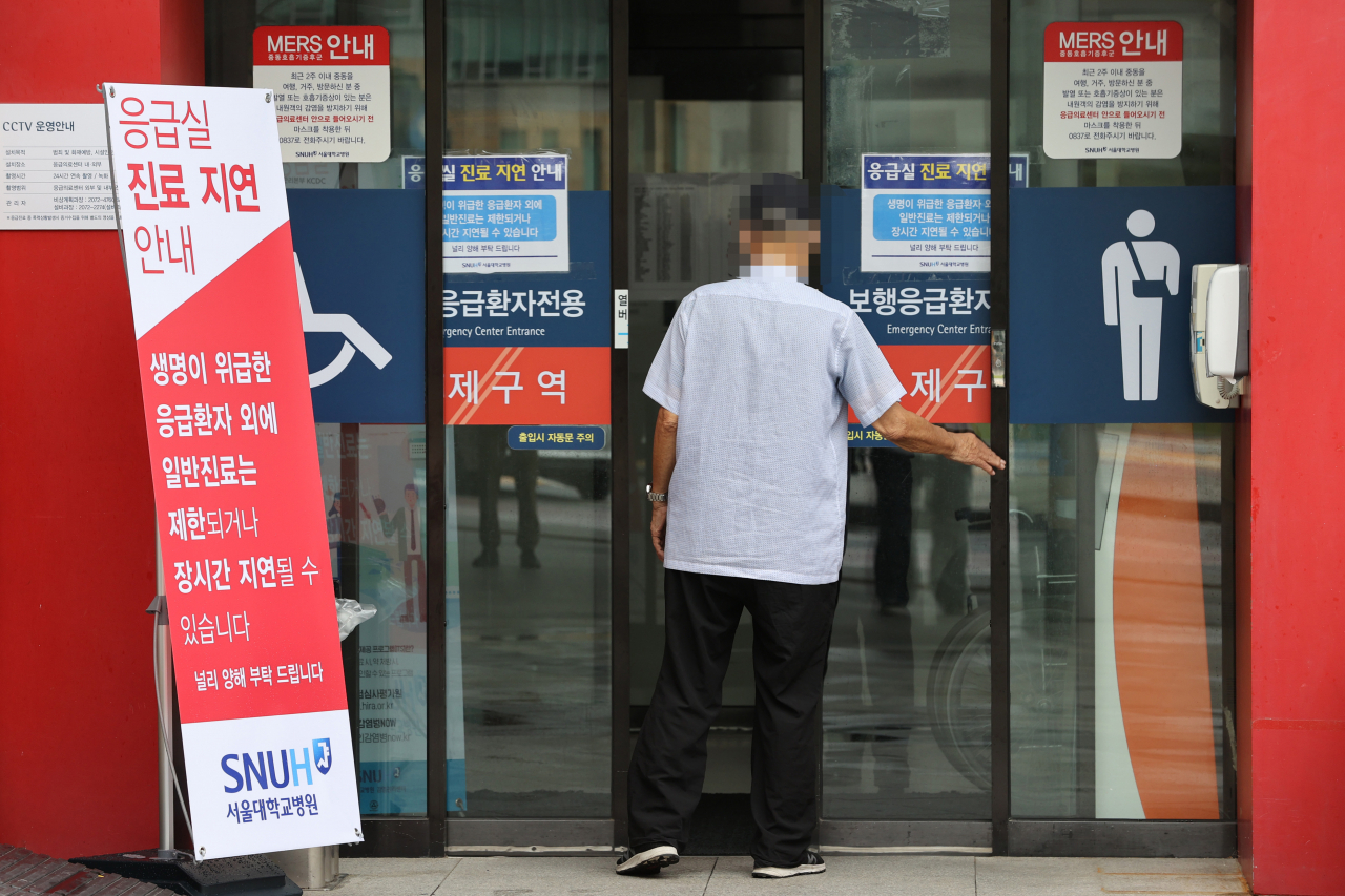 정부의 전공의 고발 조치로 의료계가 '무기한 총파업'으로 맞선 가운데 30일 오전 서울 종로구 서울대학교병원 응급의료센터 앞에 진료 지연 관련 안내문이 놓여 있다. [연합]