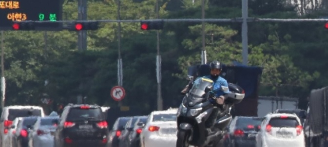 전국적으로 찜통더위가 계속된 지난달 25일 오전 서울 영등포구 여의대로 위로 지열이 피어오르고 있다. [연합]