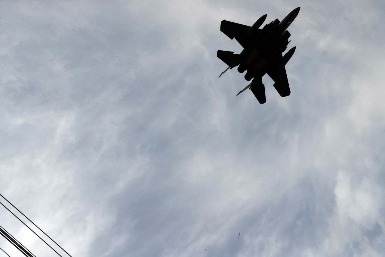 공군 F-15K 전투기가 훈련을 위해 비행하고 있다.[연합]