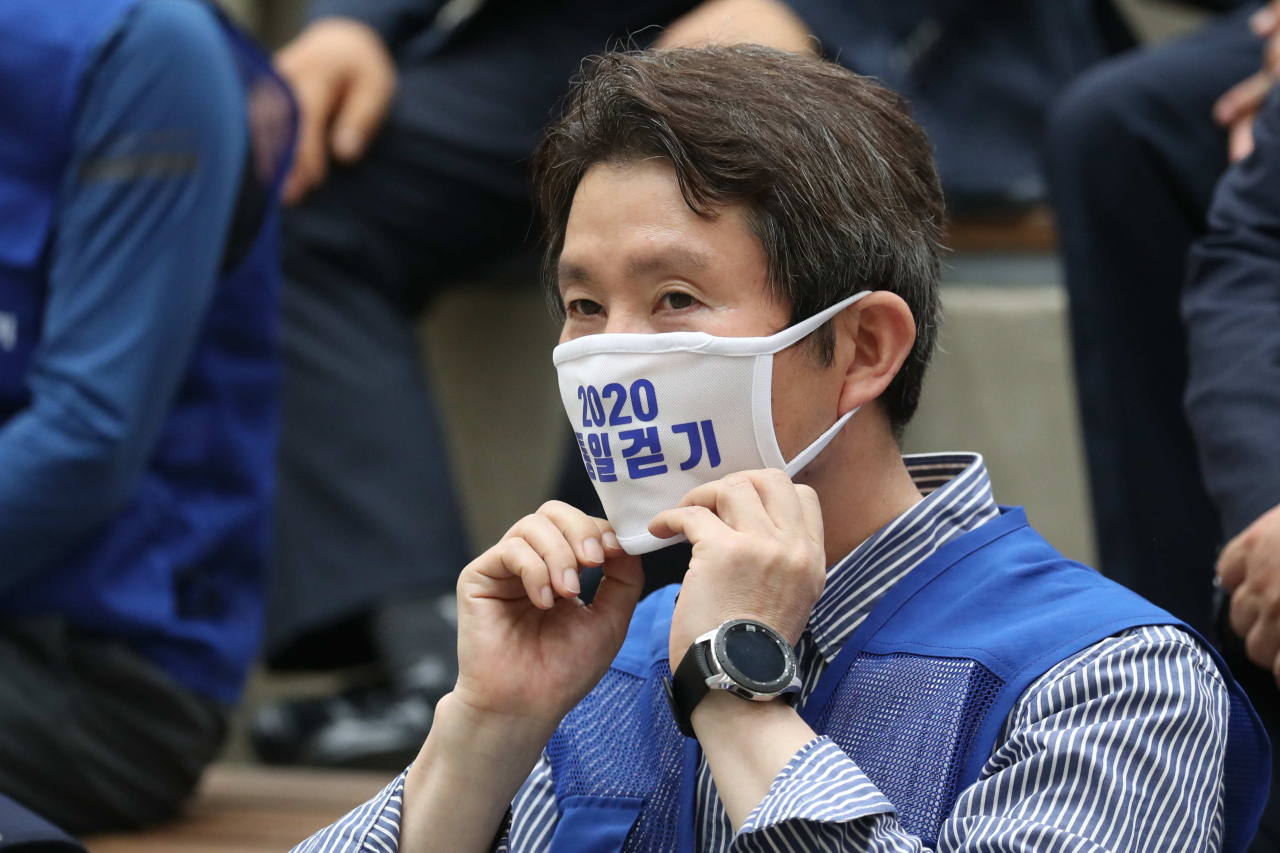 통일부는 1일 내년도 예산안과 관련해 일반회계 2174억원, 남북협력기금 1조2433억원 등 총 1조4607억원을 편성했다고 공개했다. 통일부는 이인영 장관이 2017년부터 추진해온 통일걷기와 관련해 10억원의 사업예산을 신규 편성했다. 이 장관이 진나달 경기도 파주시 임진각에서 열린 2020 통일걷기 행사에 참석한 모습. [연합]