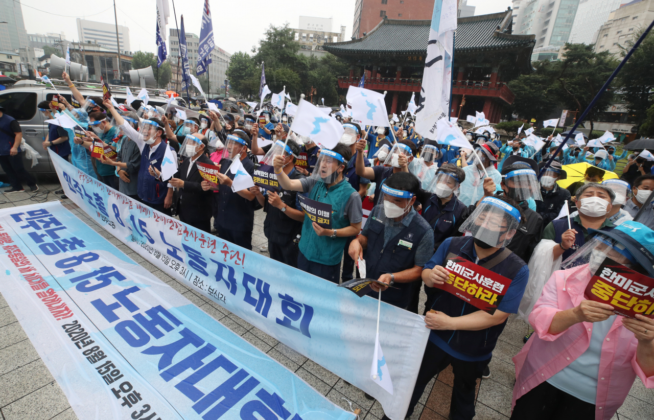 광복절인 지난달 15일 오후 서울 종로구 보신각 앞에서 열린 ‘민주노총 8·15 노동자대회’에서 참가자들이 한반도기를 흔들고 있다. [연합]