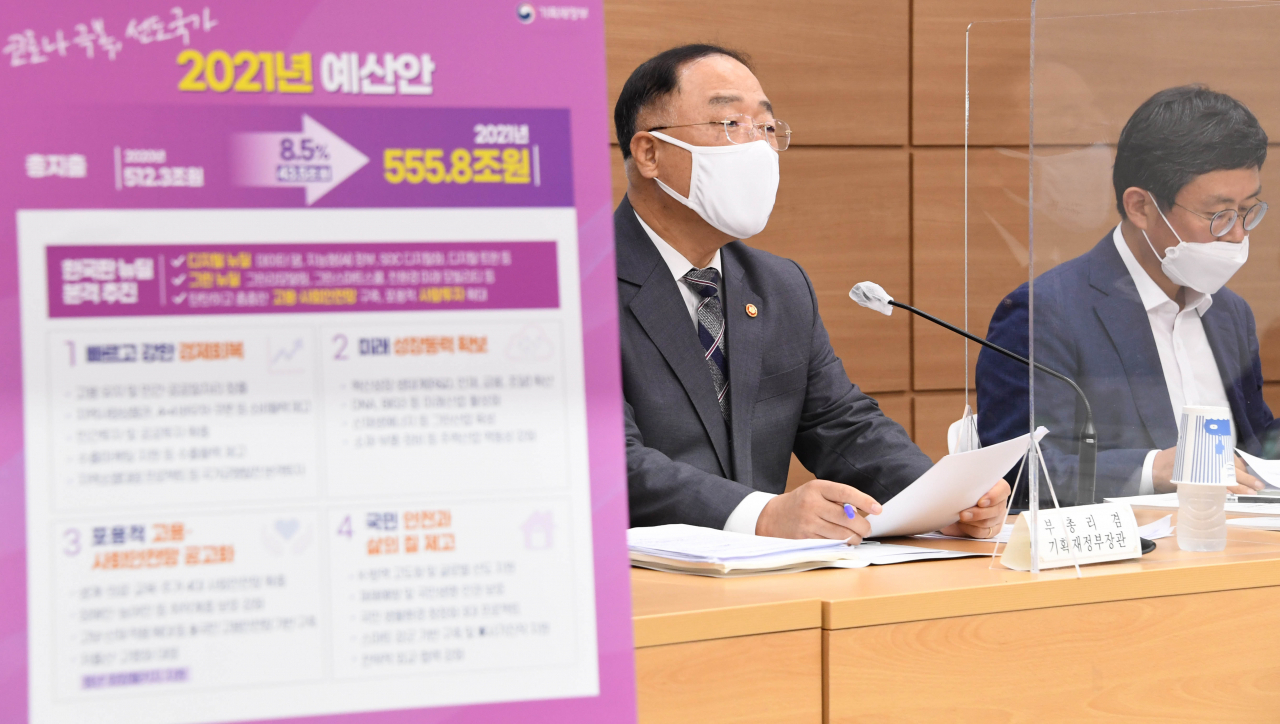 홍남기 부총리 겸 기획재정부 장관이 27일 정부세종청사에서 열린 '2021년도 예산안' 사전 상세브리핑에서 발표문을 낭독하고 있다. [기획재정부 제공]