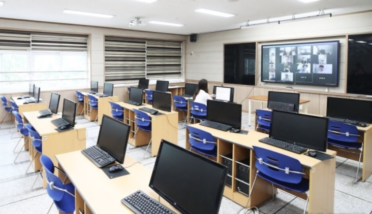 고3을 제외한 수도권 유치원과 초·중·고교 전면 원격 수업이 실시된 지난달 26일 오후 경기 수원시 삼일공고에서 교사가 온라인 수업을 하고 있다.[연합]
