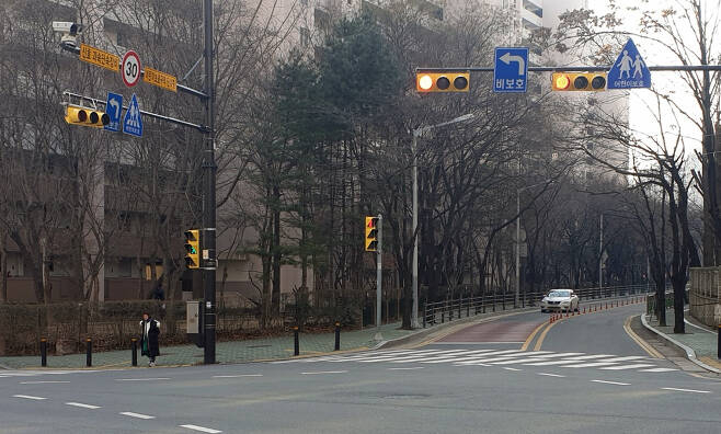 경기 군포시가 지난해 10월부터 운영하고 있는 지역 내 한 교차로의 보행자 우선 출발신호 체계. 비보호 차량 신호에 앞서 횡단보도 신호가 먼저 들어오고 있다. [군포시 제공]