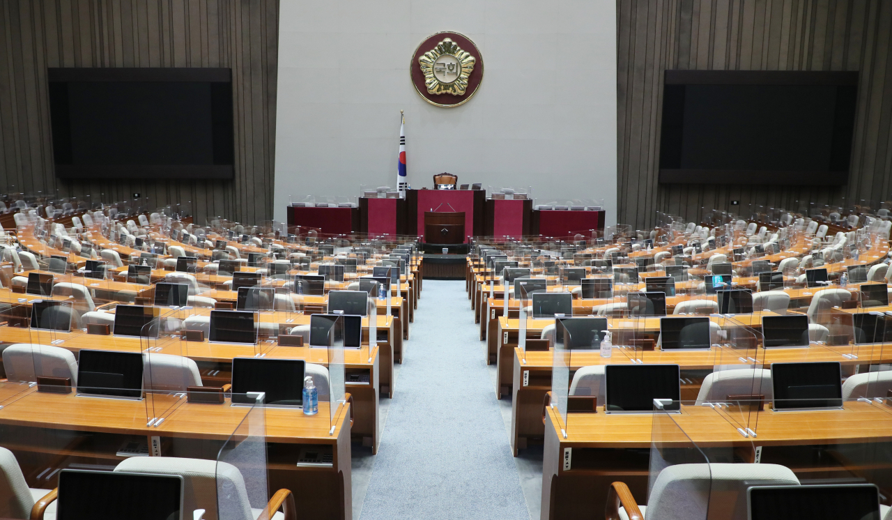 신종 코로나바이러스 감염증(코로나19) 사태 속 1일부터 시작되는 정기국회가 열릴 국회의사당 본회의장에 비말 차단용 칸막이가 설치돼 있다. [연합]