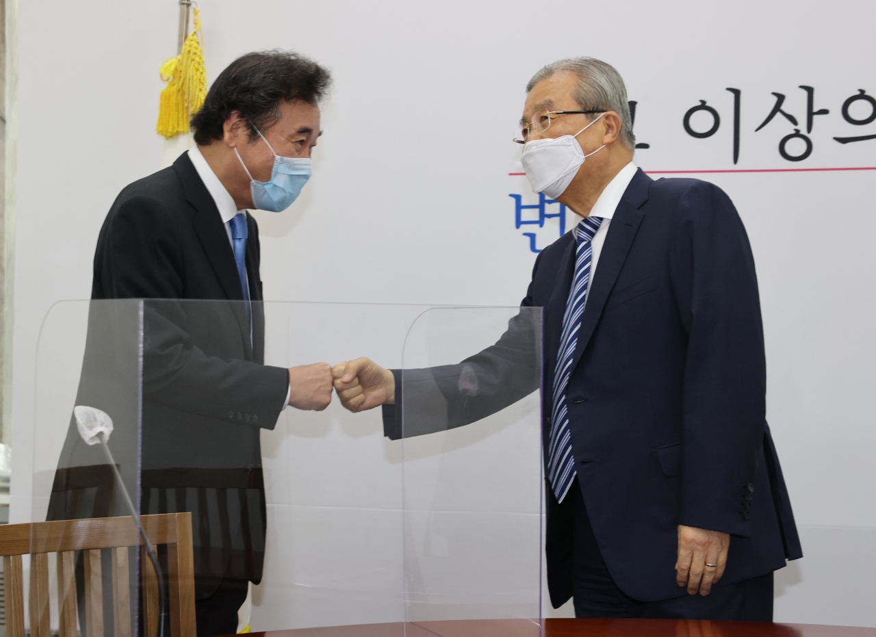 이낙연 더불어민주당 신임 당대표(왼쪽)가 1일 오전 서울 여의도 국회에서 미래통합당 당대표실을 찾아 김종인 비상대책위원장과 주먹을 맞대며 인사하고 있다. [연합]
