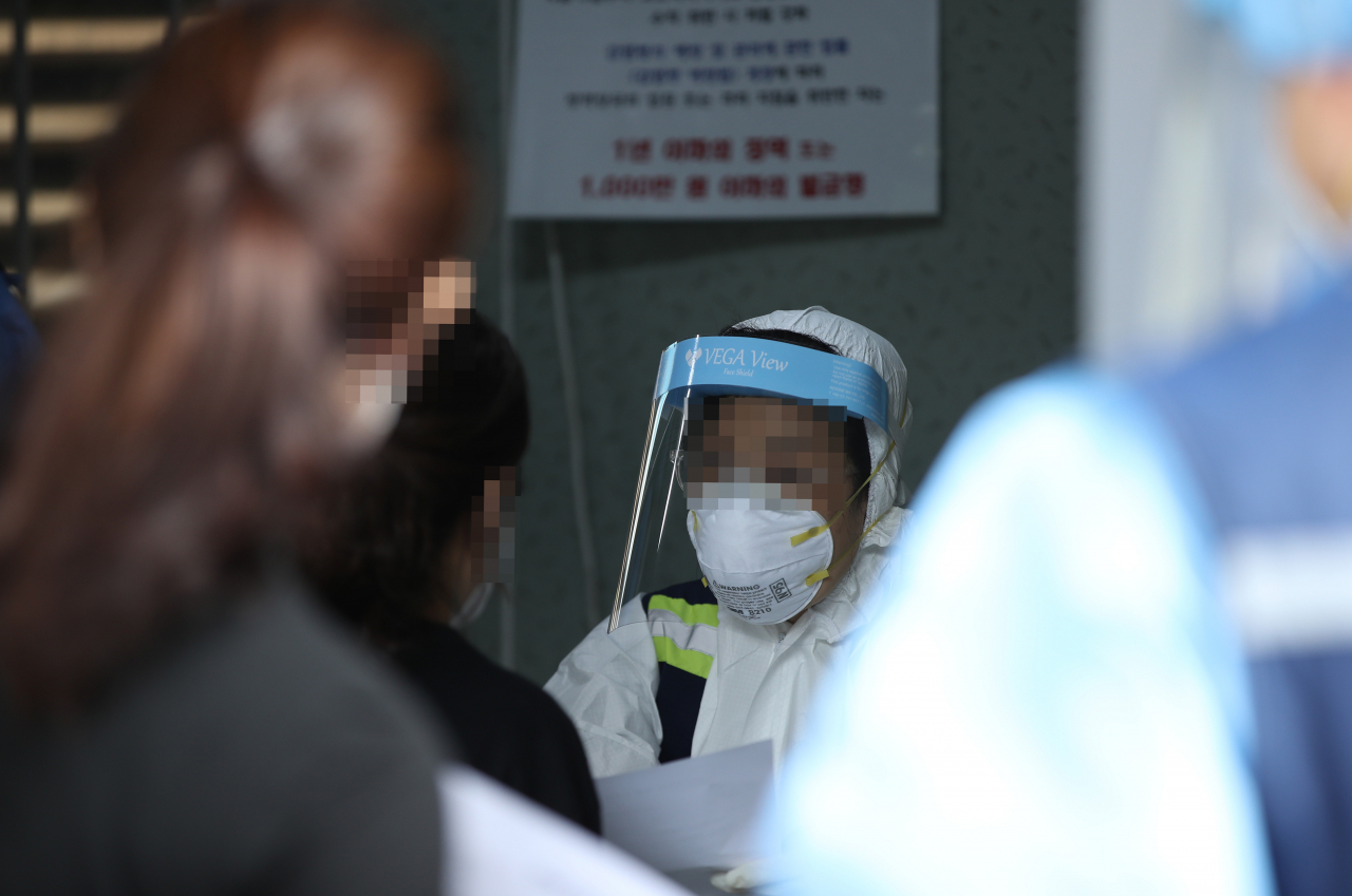 국내 신종 코로나바이러스 감염증(코로나19) 누적 확진자 수가 2만명을 넘은 1일 오전 서울 성북구보건소 선별진료소에서 시민들이 코로나19 검사를 받기 위해 기다리고 있다. [연합]