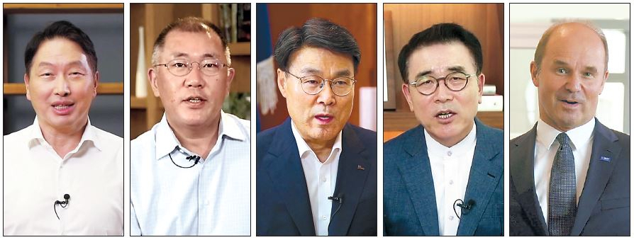 재계·금융권 리더들이 1일 열린 사회적 가치 관련 민간축제 ‘소셜밸류커넥트(SOVAC) 2020’에서 축하 메시지를 전하고 있다. 왼쪽부터 최태원 SK그룹 회장, 정의선 현대자동차그룹 수석부회장, 최정우 포스코 회장, 조용병 신한금융그룹 회장, 마틴 브루더뮐러 독일 바스프 회장. [SOVAC 사무국 제공]