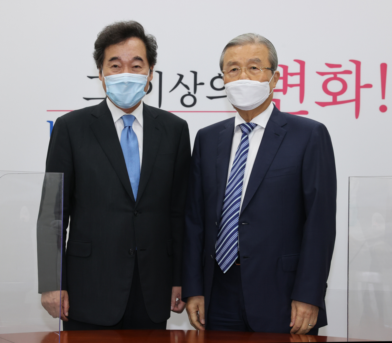 이낙연 더불어민주당 신임 당대표(왼쪽)가 1일 오전 서울 여의도 국회에서 미래통합당 당대표실을 찾아 김종인 비상대책위원장과 기념촬영하고 있다. [연합]