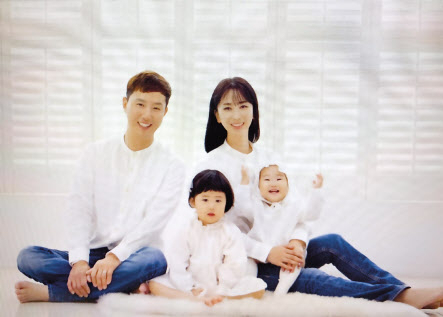 35번 도전만에 KPGA 정회원 선발전을 통과한 윤창호(왼쪽)와 가족. [KPGA 제공]