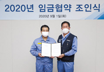 장인화(왼쪽) 포스코 대표이사 사장과 김인철 포스코노동조합 위원장이 1일 포항 본사에서 ‘2020년 임금협약 조인식’을 실시하고 기념촬영을 하고 있다. [포스코 제공]