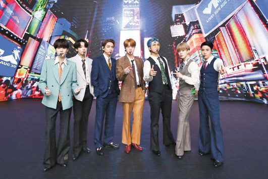 레트로 풍 정장을 차려입은 방탄소년단이 MTV 어워즈에 참석한 모습. [연합]